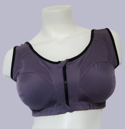 Mannequin wearing La Plantureuse Performance Bra in the color Voodoo